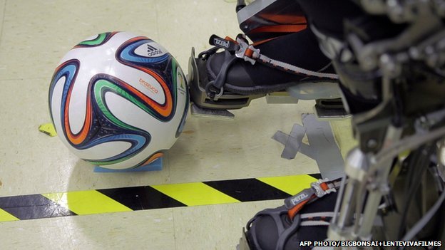 3D打印助瘫痪男子开出巴西世界杯第一球