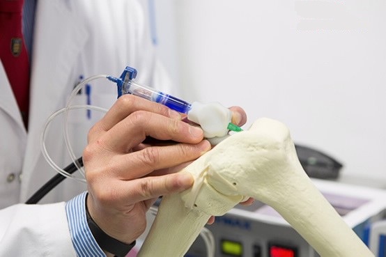 在3D打印医疗植入物时可以加入药物