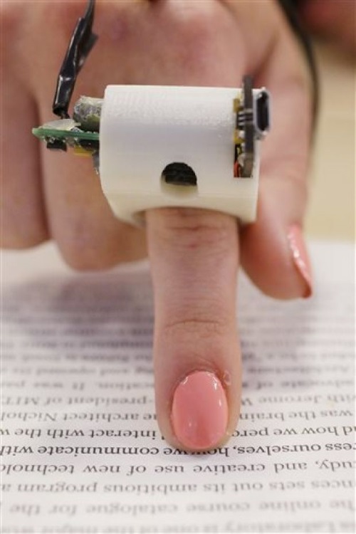 麻省理工学院3D打印fingerreader阅读器帮助盲人读书看报